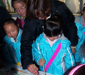 Micaela Giuseppone a Wengzhou con i bambini della scuola in estemporanea.